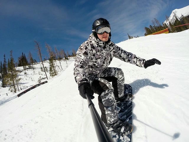 スノボで楽しむ冬の雪山冒険